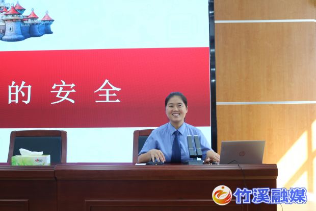 关爱未成年人法治讲座走进竹溪县密云小学1