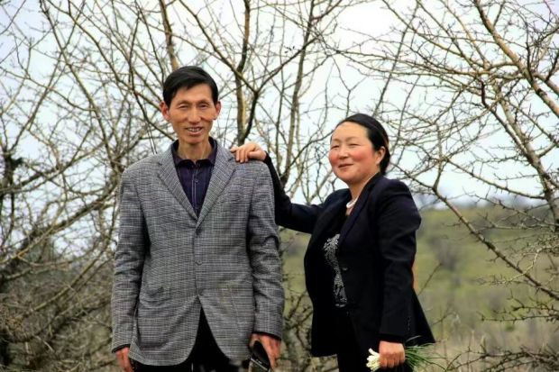 恩爱的夫妻二人