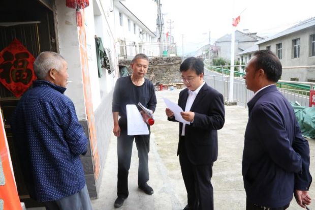 院领导与驻村工作队入户  (1)