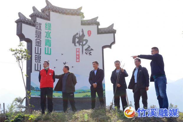 1.图为县妇幼保健院帮扶干部实地查看徐家沟村产业基地