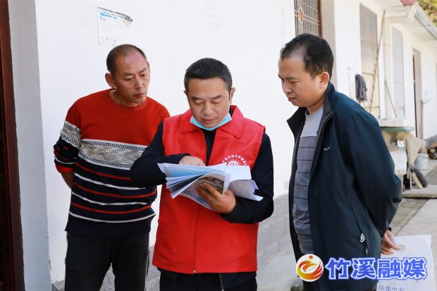 2.图为该院主要负责人入户了解群众健康情况