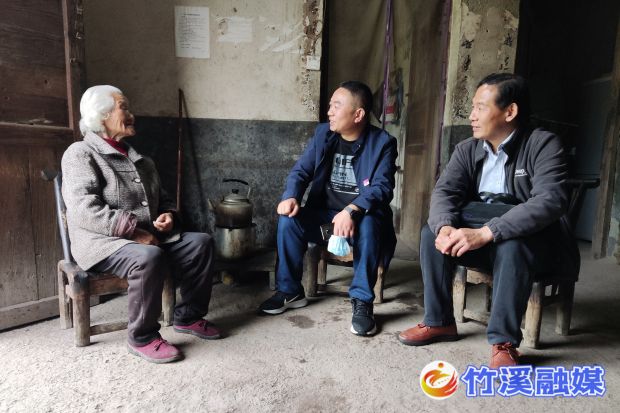 3.图为县妇幼保健院帮扶干部在秋沟村入户走访
