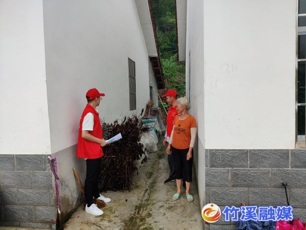 入户督促做好环境卫生整治