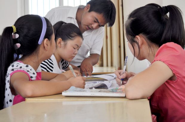 郑建彬老师在和学生们探讨问题