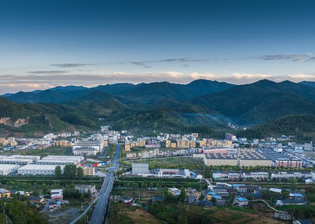 《改变旧面貌、居民新生活》《旧貌变新村》杨志贤 13797848878
