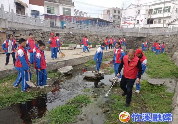 竹溪县开展“大手拉小手 守护母亲河”主题活动3