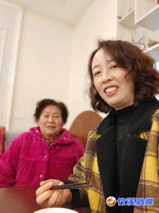 包扶干部接空巢老人聚餐_proc