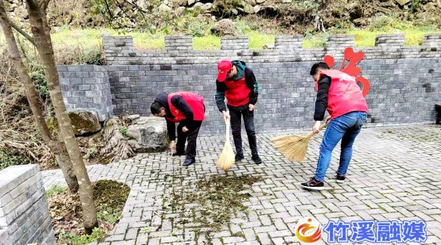 志愿者打扫环境卫生