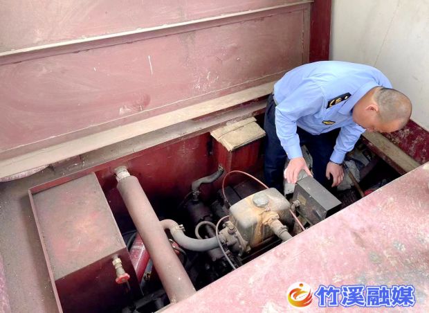 图片3  检查水上船舶