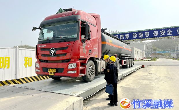 图片2 对危化品运输企业开展检查