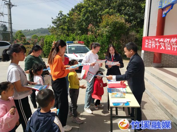 竹溪法院：以“法治清风”护航群众舒心之旅 (3)_proc