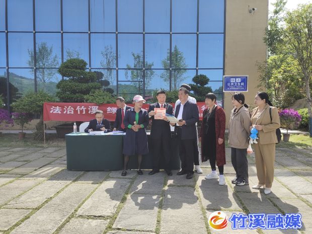 竹溪法院：以“法治清风”护航群众舒心之旅 (5)_proc