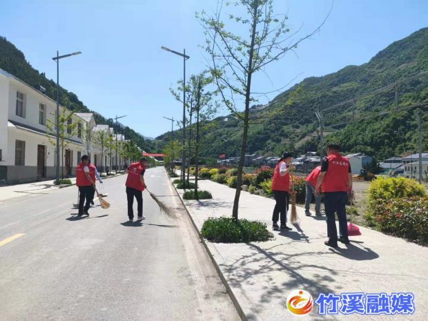 志愿者在南岸新区开展环境卫生清扫志愿服务活动