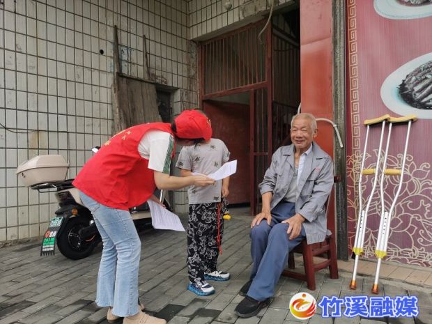 7月14日，竹溪县公路养护中心志愿者向包联小区居民宣传《十堰市民绿色低碳生活行为规范》 (1)_proc