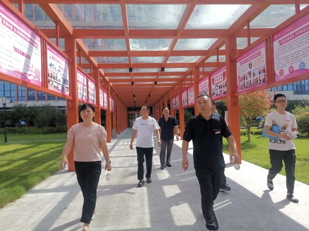 参观清廉文化长廊
