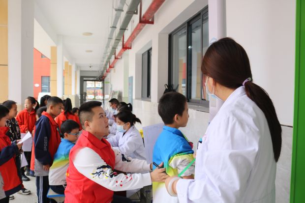 竹溪县密云小学学生健康体检在行动1_proc