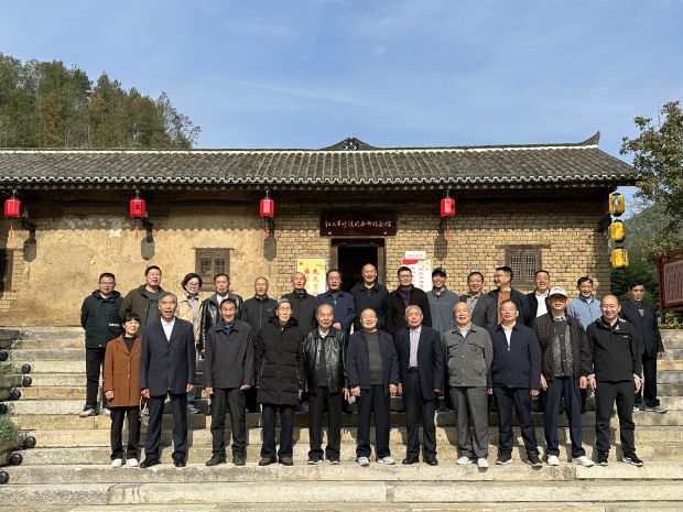 参观留影